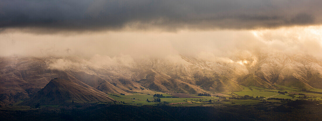 Sonnenaufgangslicht scheint auf das Cardona-Flusstal in der Region Otago in Neuseeland, Neuseeland