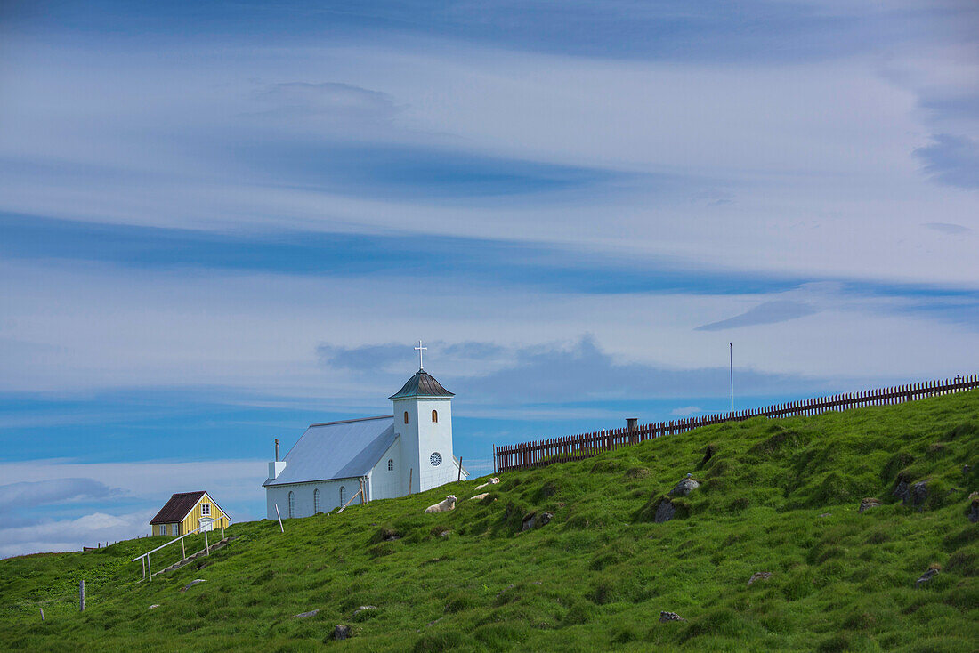 Kirche auf Flatey Island, der größten Insel der westlichen Inseln, im Breidafjordur im nordwestlichen Teil von Island, Island