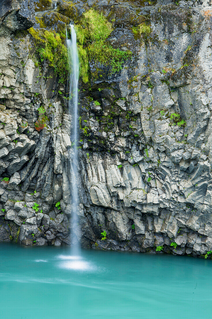 Kleiner Wasserfall stürzt an Basaltformationen vorbei, in der Nähe des Gullfoss-Wasserfalls, Island