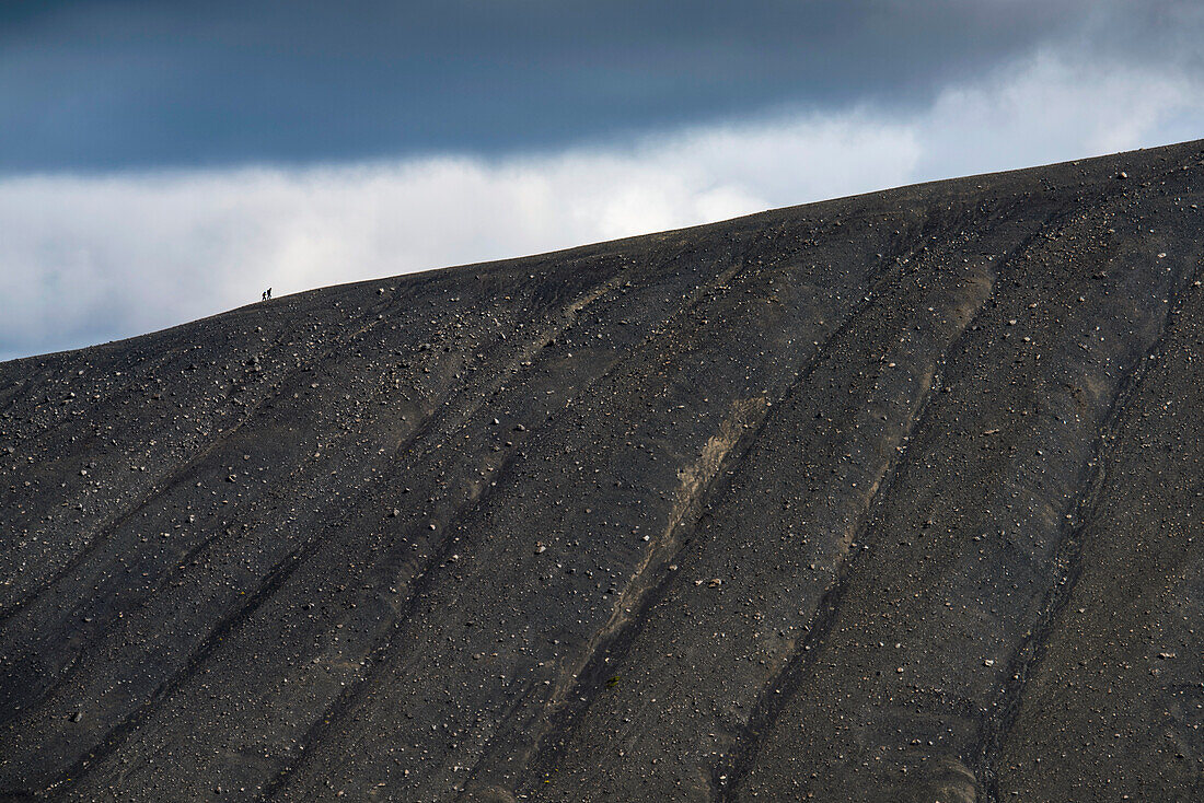 Zwei Wanderer auf dem Gipfel eines Kraters in Hverfjall, Island, Island
