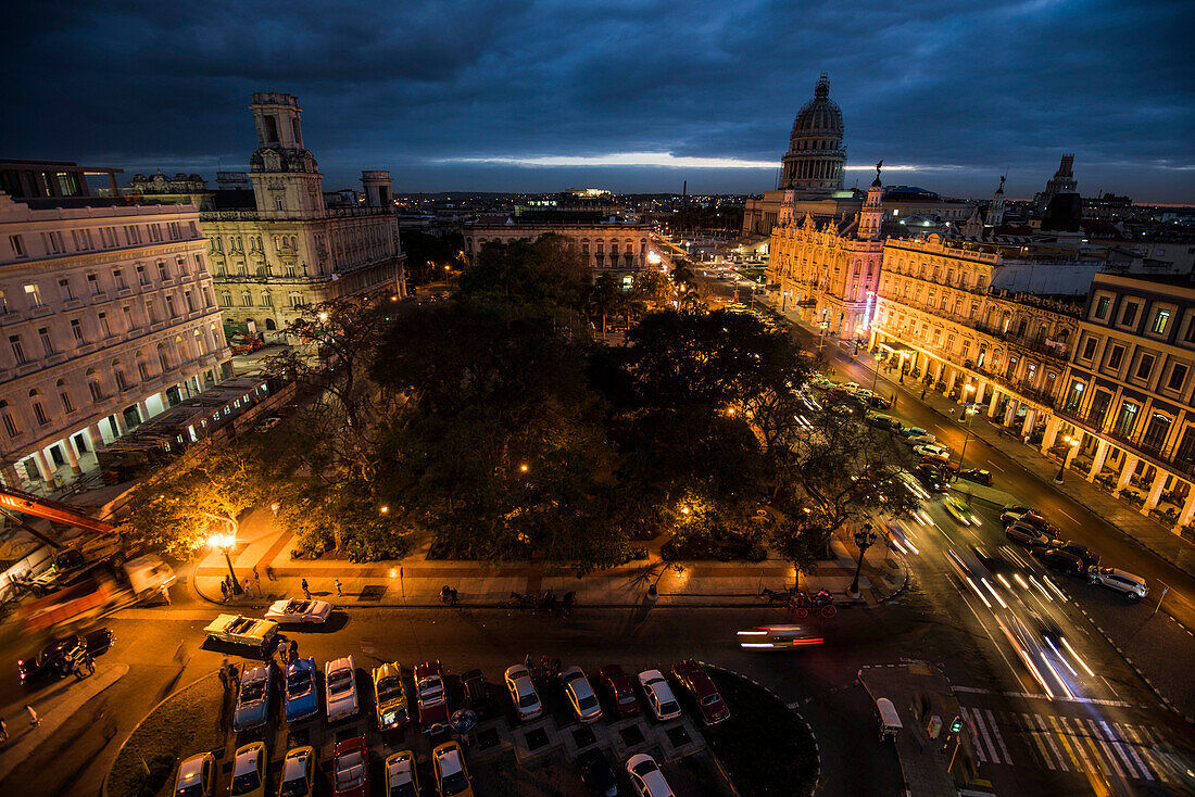 Central Park und das Capitol-Gebäude in der Abenddämmerung in Havanna, Kuba, Havanna, Kuba