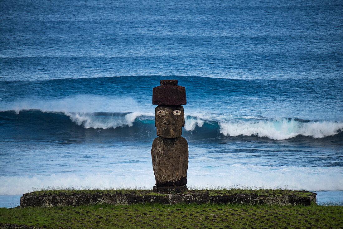 Ahu Ko Te Riku Moai steht landeinwärts gerichtet im Tahai Ceremonial Complex im Rapa Nui National Park auf der Osterinsel,Osterinsel