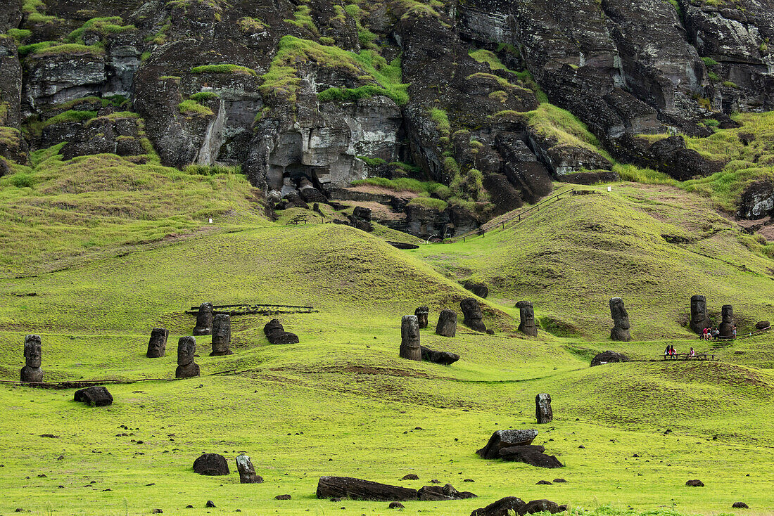 Moai im Rano Raraku Steinbruch auf der Osterinsel, Hanga Roa, Osterinsel, Chile