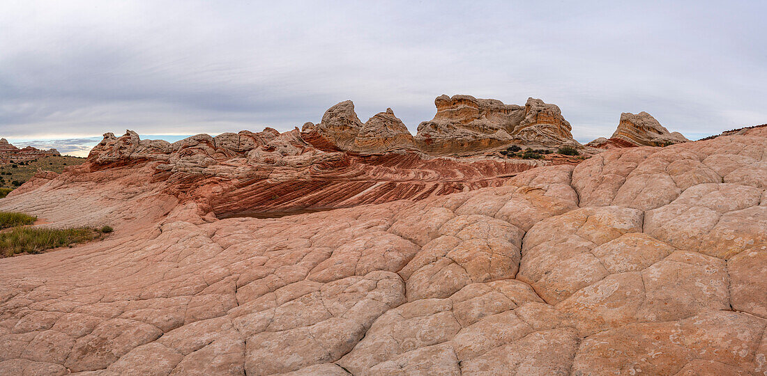 Landschaftliche Ansicht von Felsformationen unter einem bewölkten Himmel, die Teil der fremden Landschaft von erstaunlichen Linien, Konturen und Formen in der wundersamen Gegend bekannt als White Pocket, in Arizona, Arizona, Vereinigte Staaten von Amerika