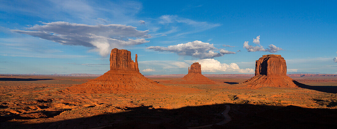 Felsformationen im Monument Valley, Arizona.  Die roten Felsen leuchten bei Sonnenuntergang, wenn das Licht auf sie trifft, Arizona, Vereinigte Staaten von Amerika