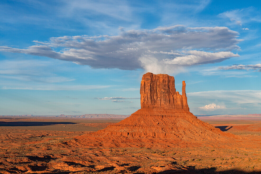 Felsformation namens West Mitten Butte im Monument Valley, Arizona.  Die roten Felsen leuchten bei Sonnenuntergang, wenn das Licht auf sie trifft, Arizona, Vereinigte Staaten von Amerika