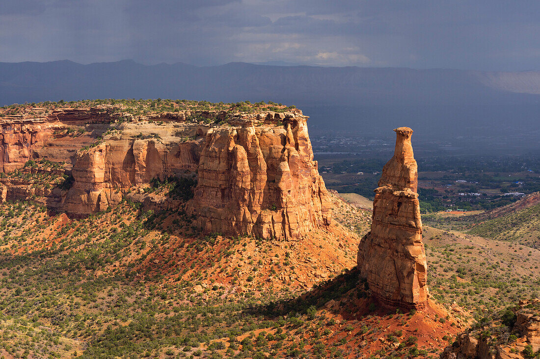 Landschaft des Colorado National Monument in der Nähe von Grand Junction, Colorado. Es ist ein erstaunlicher Ort mit roten Felsen und ein gutes Beispiel für die Erosion bei der Arbeit, Colorado, Vereinigte Staaten von Amerika