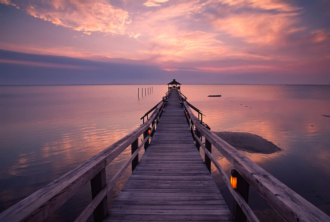 Pavillon am Ende eines Piers mit Blick auf den Atlantischen Ozean, Outer Banks, North Carolina, Vereinigte Staaten von Amerika