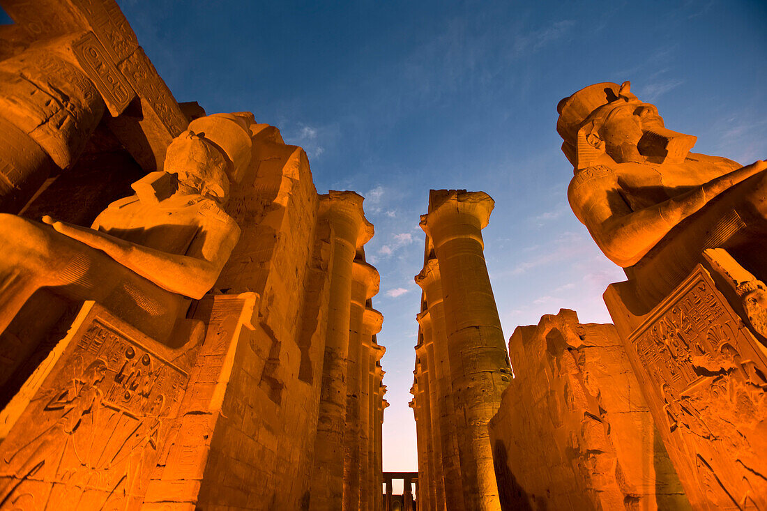 Koloss von Ramses II. am Eingang und im Mittelgang des Luxor-Tempels, Luxor, Ägypten
