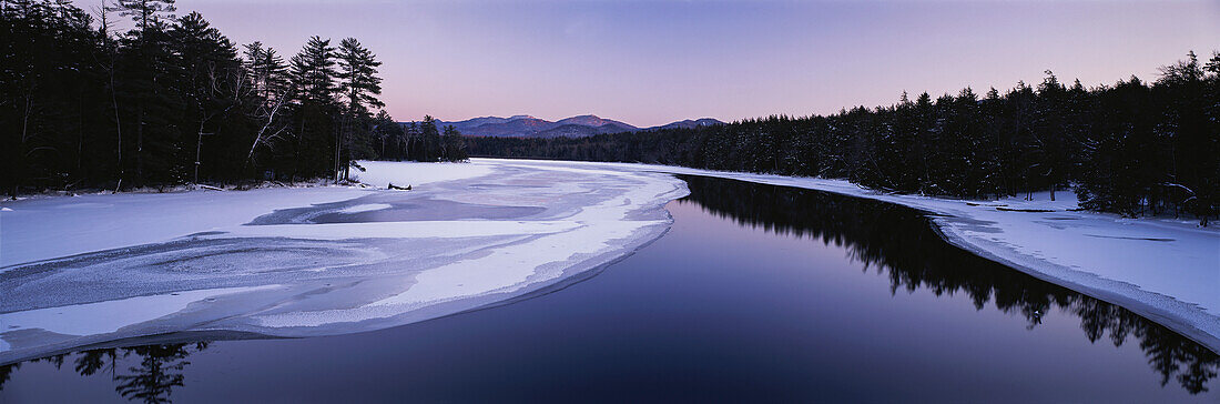 Blick in der Dämmerung auf den zweiten Teich des Lower Saranac Lake in den Adirondacks, New York, Vereinigte Staaten von Amerika