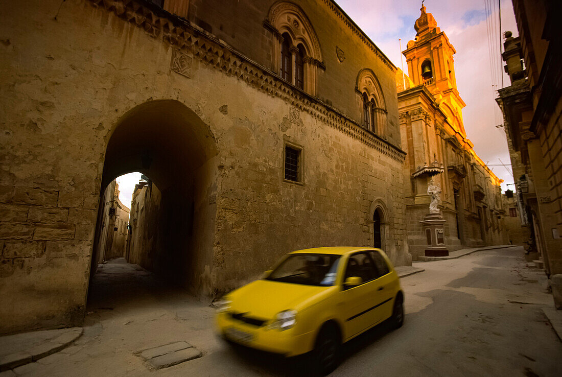 Gelbes Auto auf einer Straße in Mdina, Mdina, Insel Malta, Malta