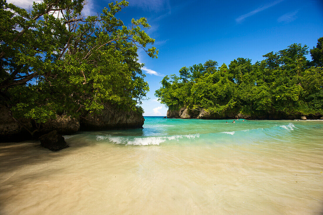 Abgelegener Strand an der Frenchman's Cove in Tobago, Port Antonio, Jamaika