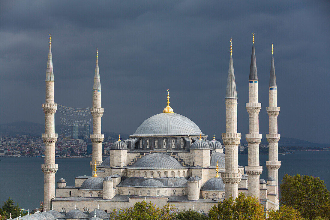 Nahaufnahme der Blauen Moschee (Sultan-Ahmed-Moschee) unter einem grauen Himmel, Grundsteinlegung 1609, UNESCO-Weltkulturerbe, Istanbul, Türkei