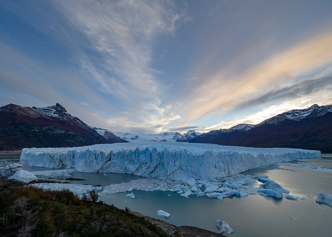 Gletscher Perito Moreno, einer der wenigen vorrückenden Gletscher der Welt, mit einem Durchmesser von etwa 3 Meilen an seiner Stirnseite im Los Glaciares National Park, Argentinien