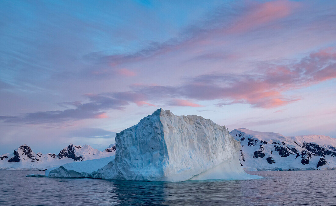 Eisberg und Sonnenuntergangshimmel um Mitternacht im antarktischen Sommer,Paradise Bay,Antarktis