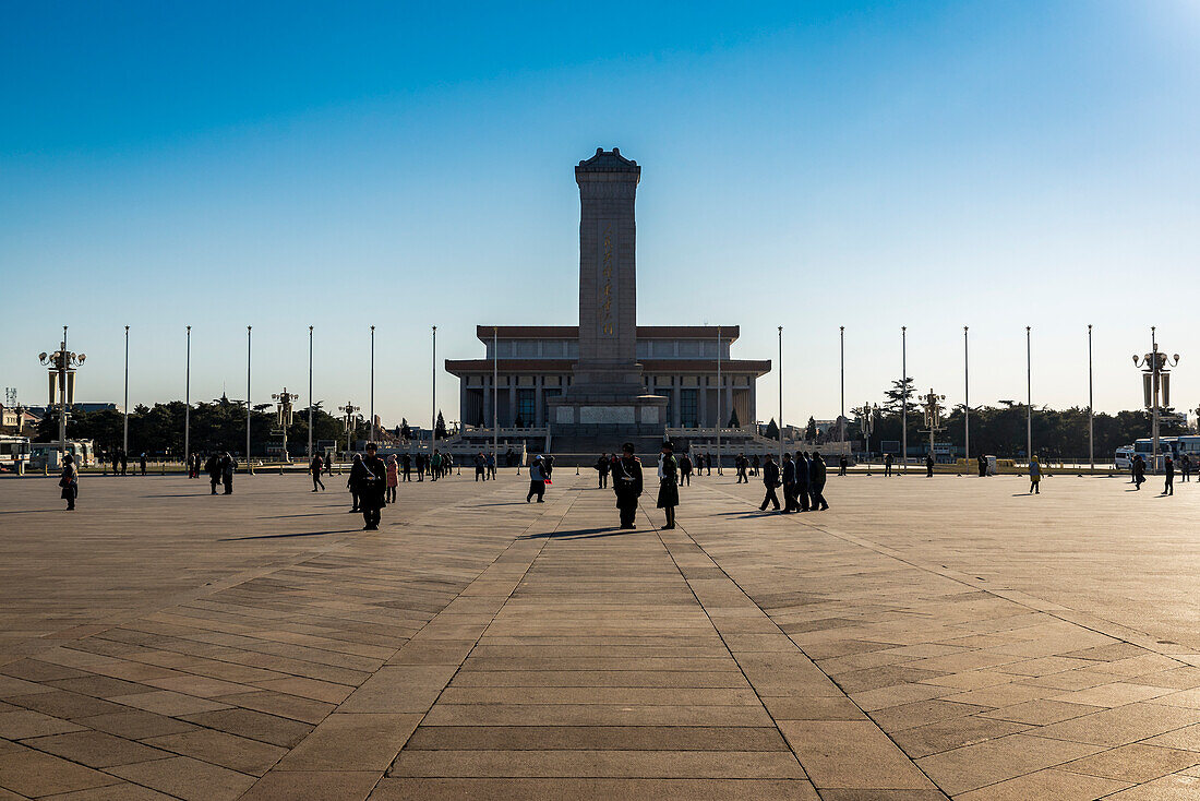 Die Gedenkhalle des Vorsitzenden Mao und das Denkmal für die Helden des Volkes auf dem Platz des Himmlischen Friedens, Peking, China