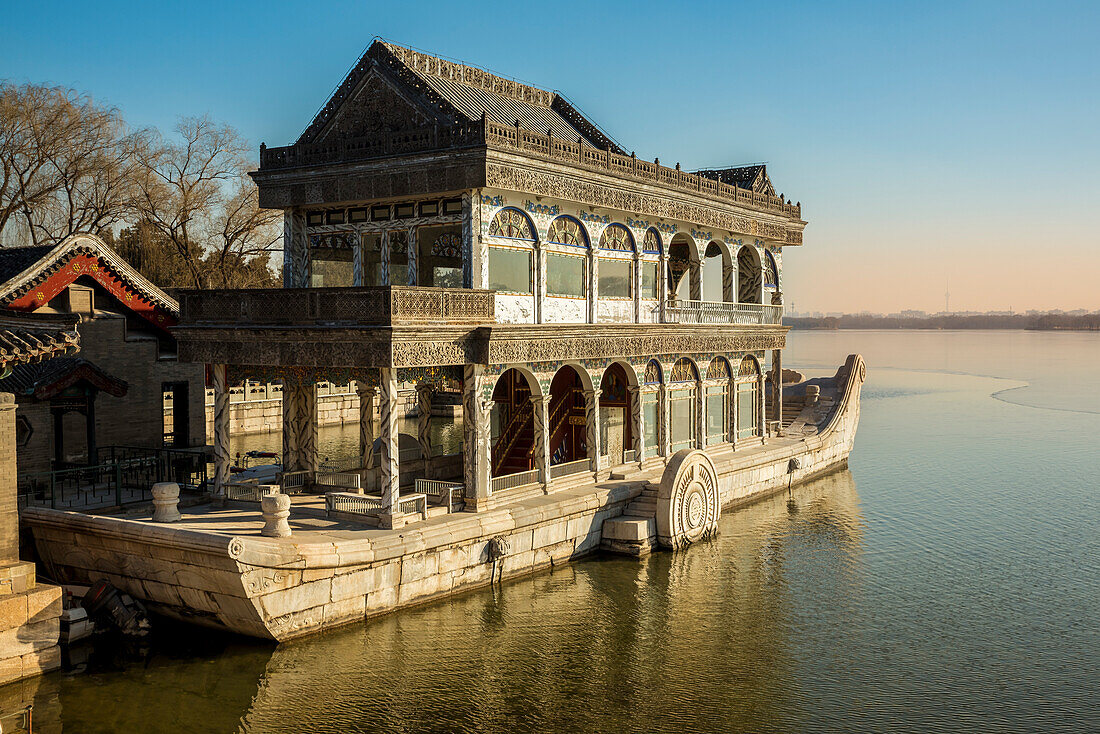 Das Marmorboot, ein Seepavillon im Kunming-See, Sommerpalast, Peking, China