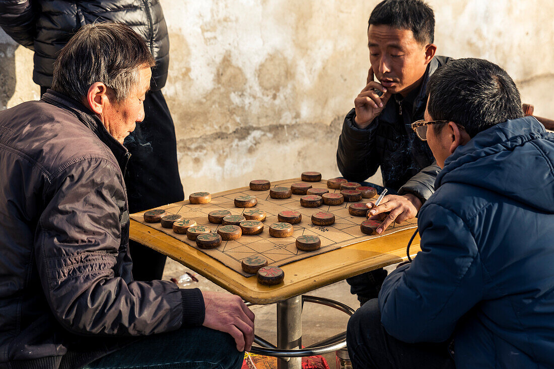 Chinesische Männer spielen Brettspiele, Xian, Provinz Shaanxi, China