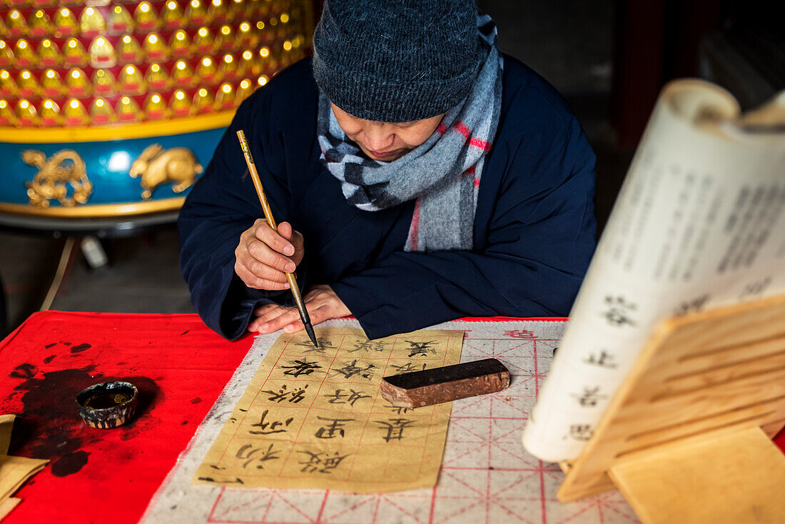 Mönch beim Üben von Kalligraphie, Tempel der Weißen Wolke, Peking, China