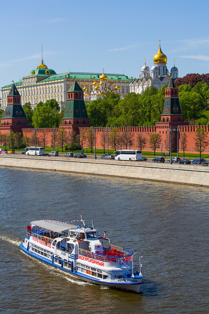 Ausflugsboot auf dem Moskauer Fluss, Kreml, Moskau, Russland