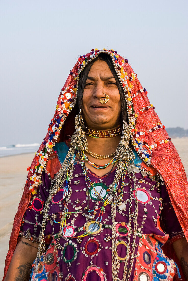 Porträt einer Frau aus Karnataka am Colva Beach, Goa, Indien