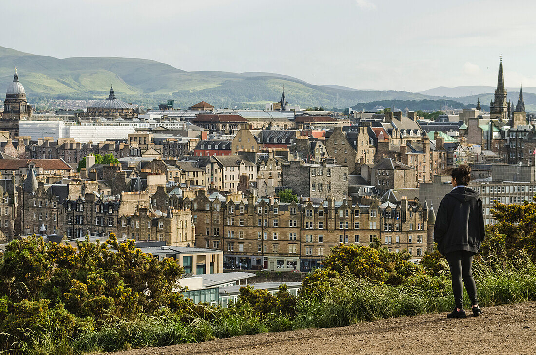 Blick auf die Stadt und den Holyrood Park von einem Aussichtspunkt auf dem Calton Hill, Edinburgh, Schottland