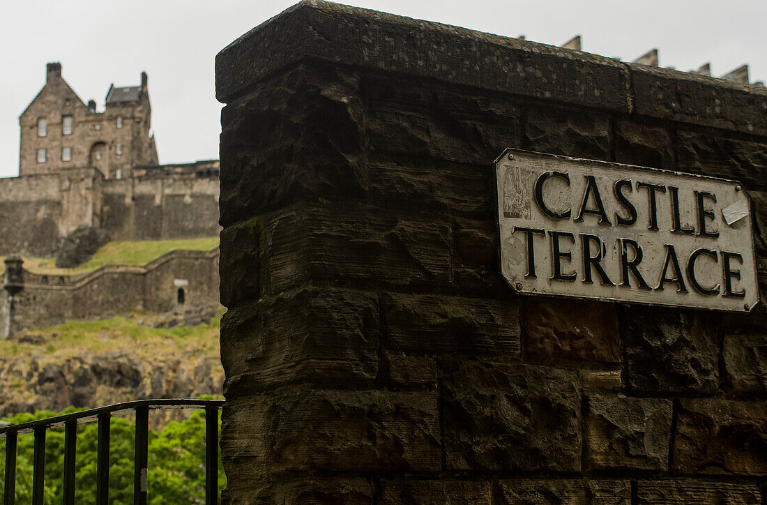 Blick auf Edinburgh Castle von der Castle Terrace, West Princess Street Gardens, Edinburgh, Schottland