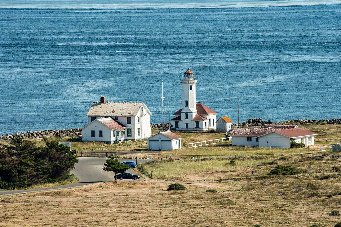 Der Point Wilson-Leuchtturm schützt die Mündung des Admiralty Inlet in der Nähe der Straße von Juan de Fuca.  Der Leuchtturm befindet sich im Fort Worden Historical State Park in der Nähe der Stadt Port Townsend, Washington, Vereinigte Staaten von Amerika