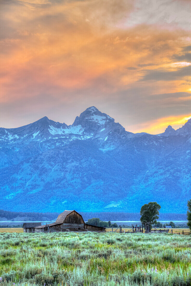 John Moulton Barn bei Sonnenuntergang, Mormon Row, Grand Teton National Park, Wyoming, Vereinigte Staaten von Amerika