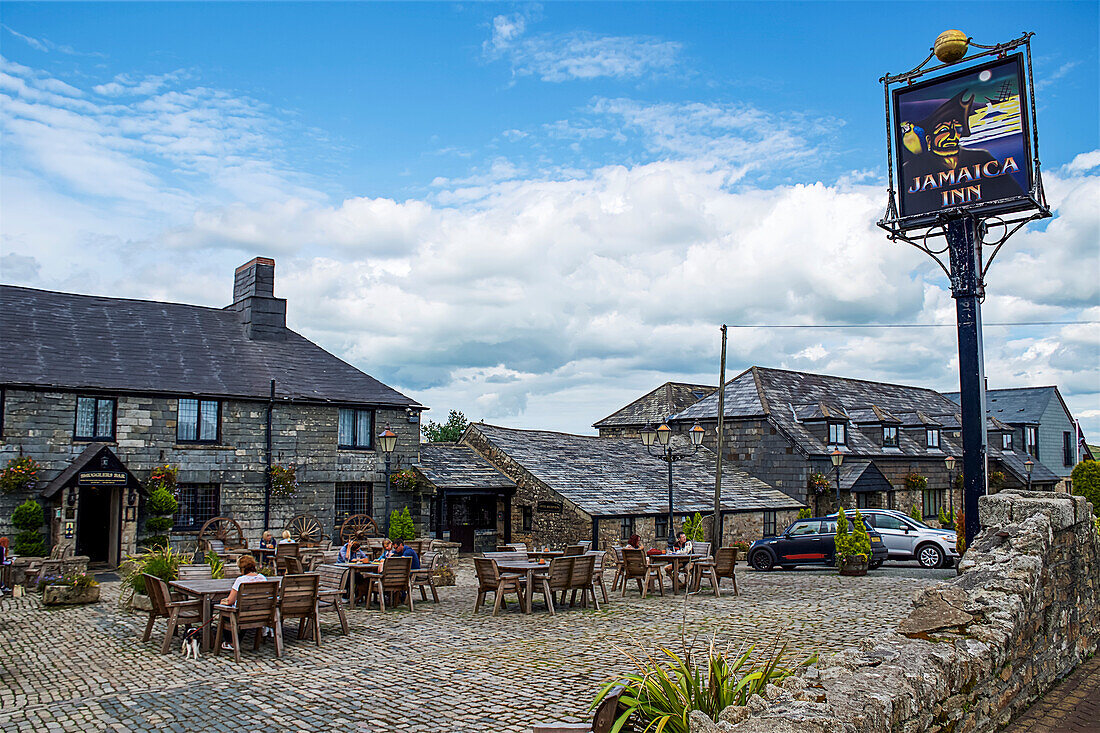 Gäste genießen die Terrasse des Außenrestaurants im Smugglers Bar and Hotel, Jamaica Inn, Bodmin Moor, Launceston, Cornwall, England