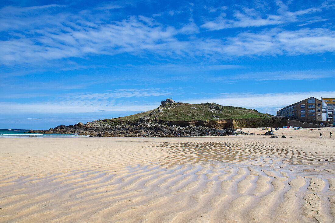 Porthmeor Beach mit gewelltem Sand und Wasser,St. Ives,Cornwall,England