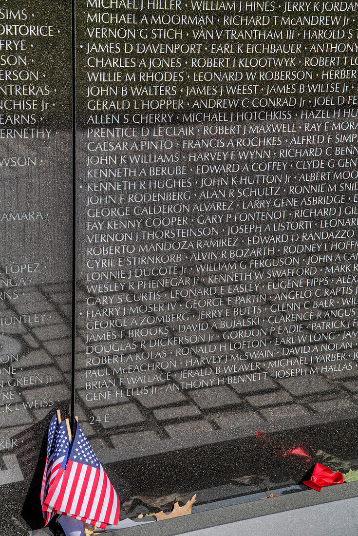 Flaggen an der Mauer,Vietnam Veterans Memorial,Washington D.C.,Vereinigte Staaten von Amerika