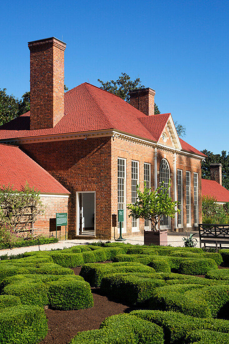 George Washingtons Herrenhaus, Gewächshaus (rechts), Sklavenquartiere (links), Oberer Garten (Vordergrund), Mount Vernon, Virginia, Vereinigte Staaten von Amerika