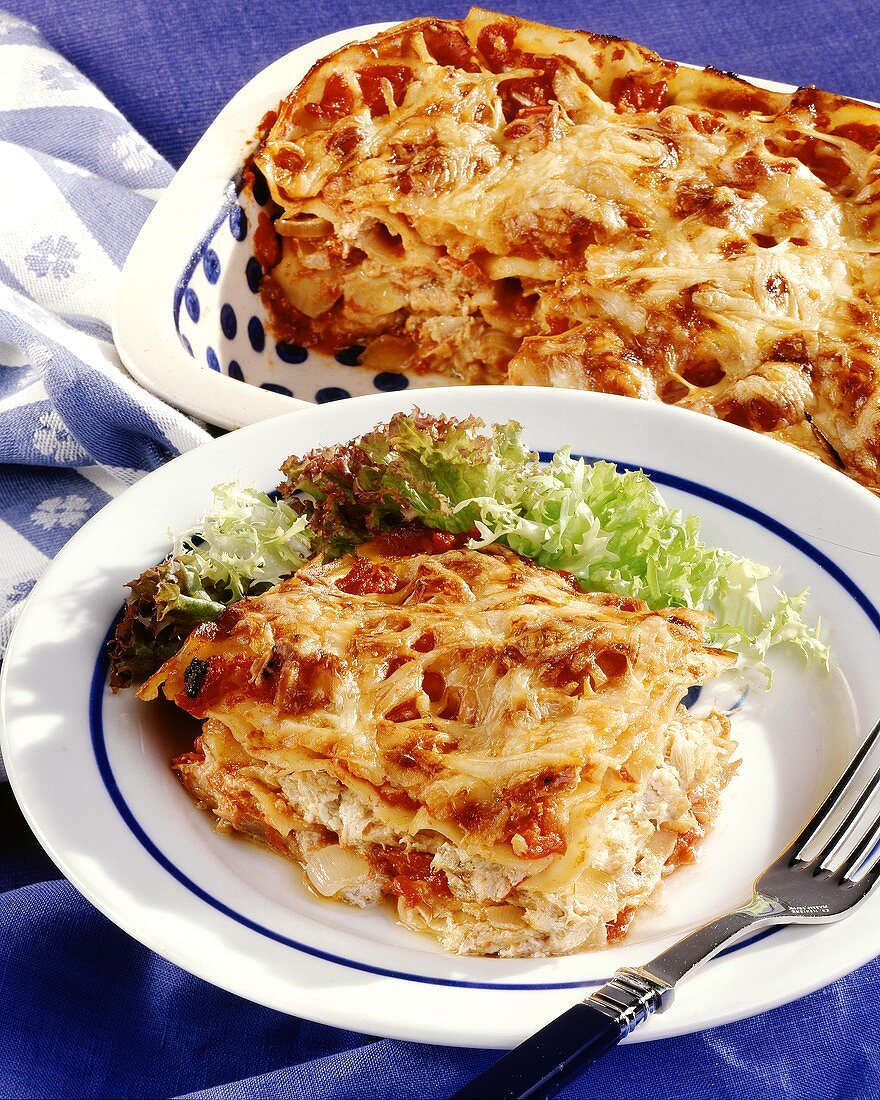 Makrelen-Lasagne mit Tomaten & Käse, ein Stück auf Teller