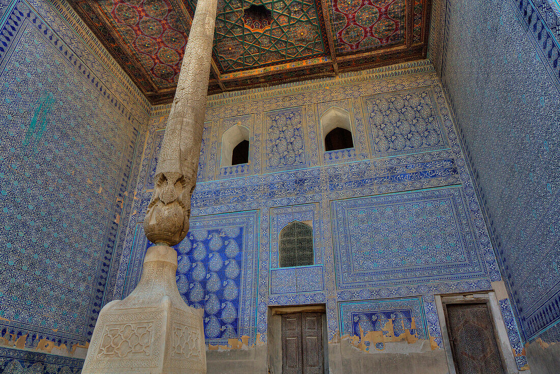 Geflieste Wände und bemalte Decke in den Gemächern der Frauen des Emirs im Tasch Khauli Palast, 1830, Itchan Kala, Chiwa, Usbekistan