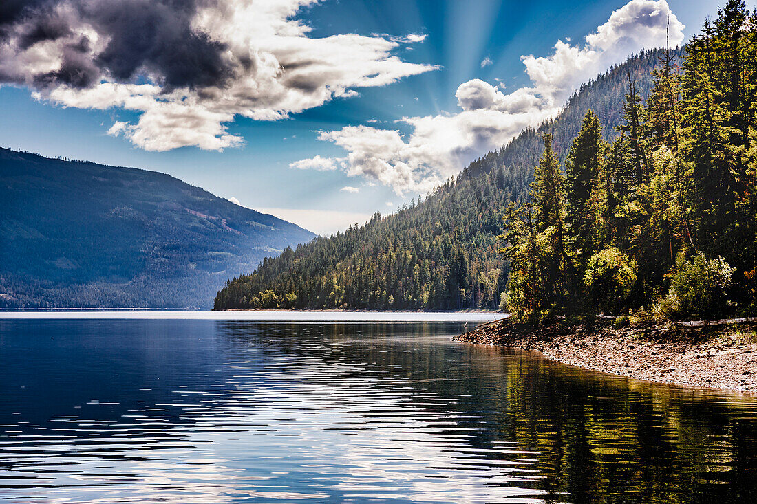 Schöner Blick auf den Shuswap Lake während der Herbstsaison, Shuswap Lake, British Columbia, Kanada