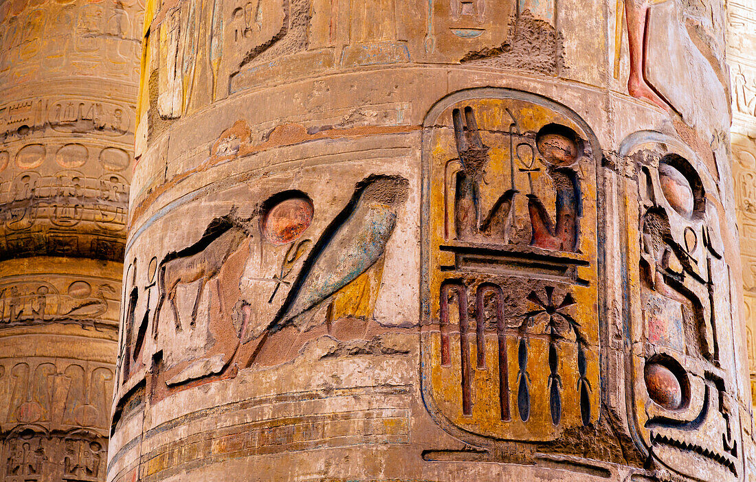 Nahaufnahme der Hieroglyphen auf den Säulen der Großen Hypostylhalle im Karnak-Tempelkomplex bei Luxor, Bezirk des Amun-Re, Luxor, Ägypten