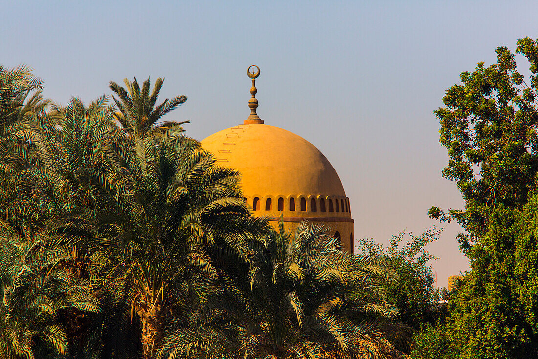 Nahaufnahme einer goldenen Kuppel einer Moschee am Ufer des Nils, Ägypten, Nordafrika, Afrika