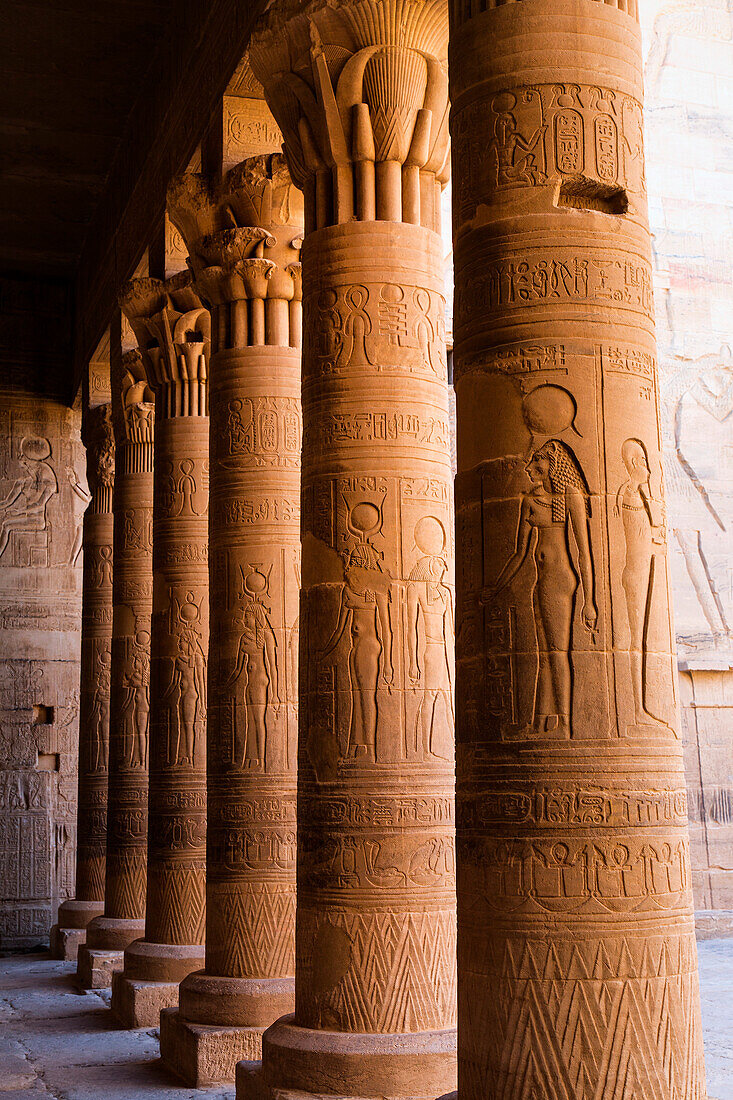 Nahaufnahme einer Säulenreihe mit altägyptischen Hieroglyphen im Philae-Tempel, Assuan, Ägypten, Afrika