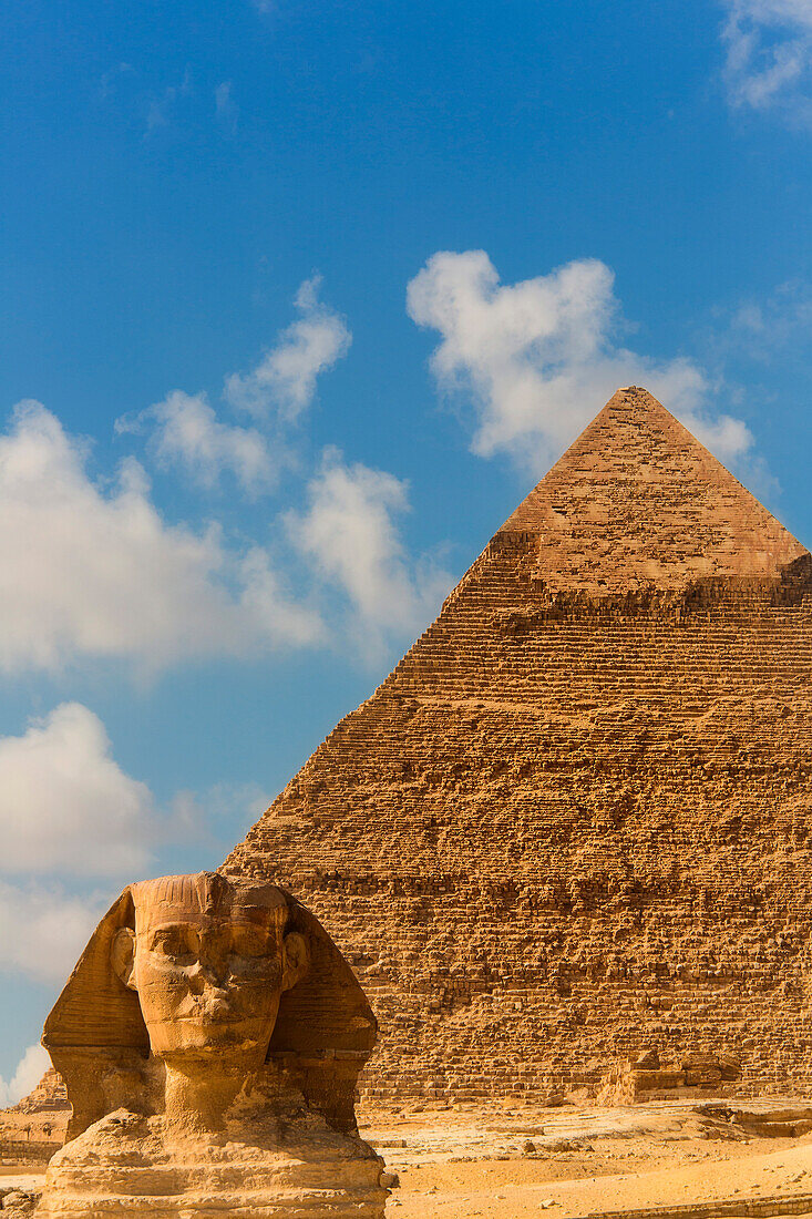 Nahaufnahme der Großen Pyramide und der Sphinx von Gizeh, Gizeh, Kairo, Ägypten