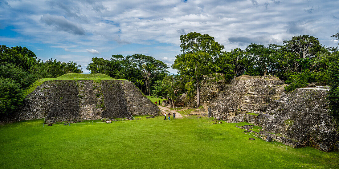 Üppiges Blattwerk und Ruinen in einem Maya-Dorf, San Jose Succotz, Cayo District, Belize