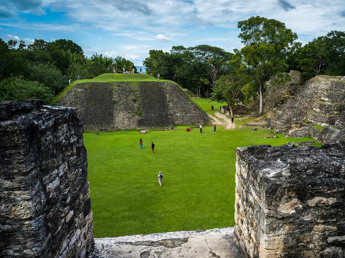 Touristen bei den Ruinen eines Maya-Dorfes, San Jose Succotz, Cayo District, Belize