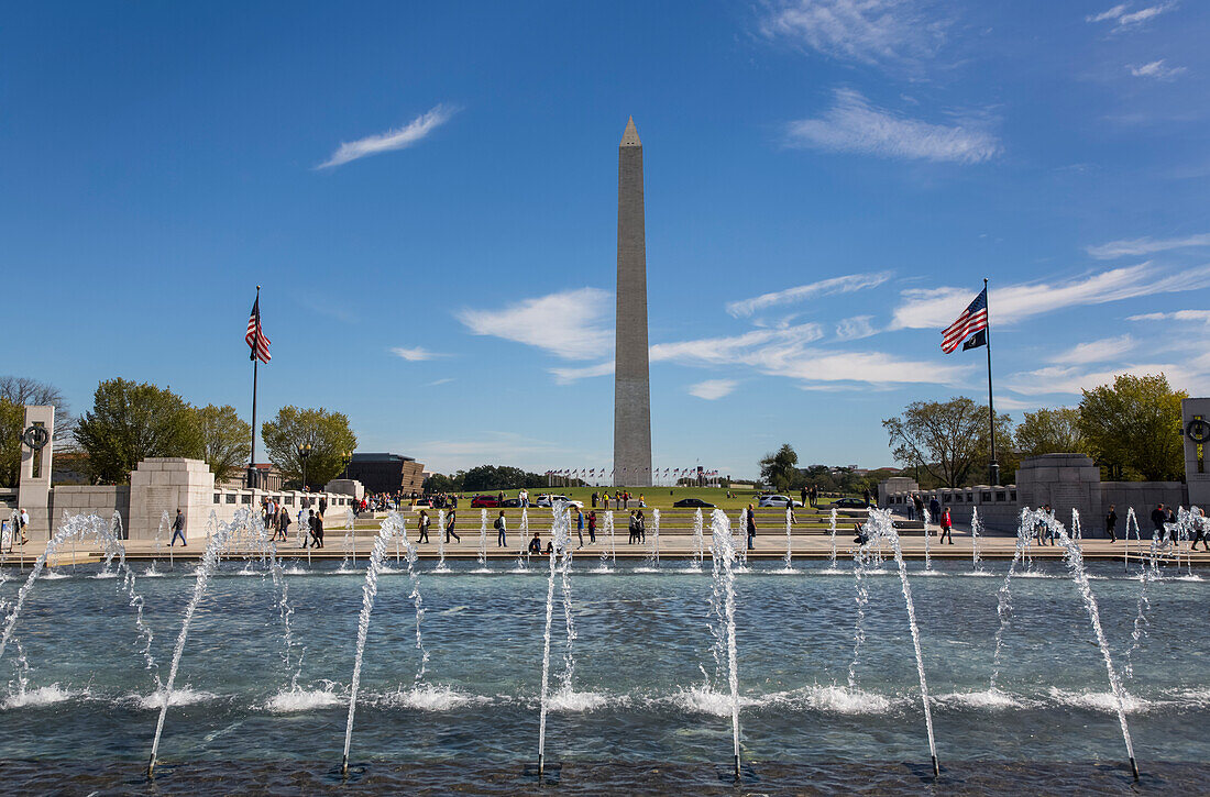 Denkmal für den Zweiten Weltkrieg, Washington Monument (Hintergrund), Washington D.C., Vereinigte Staaten von Amerika