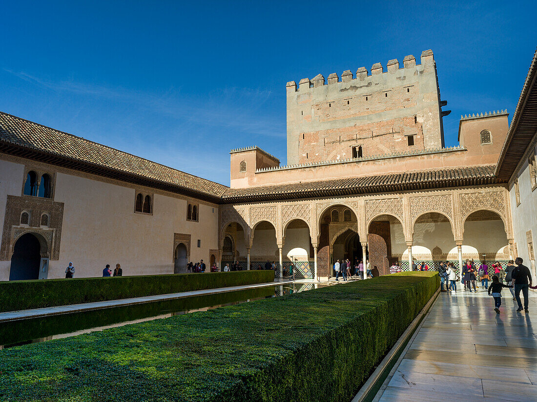 Touristen im Hof der Myrten in der Alhambra,Granada,Spanien