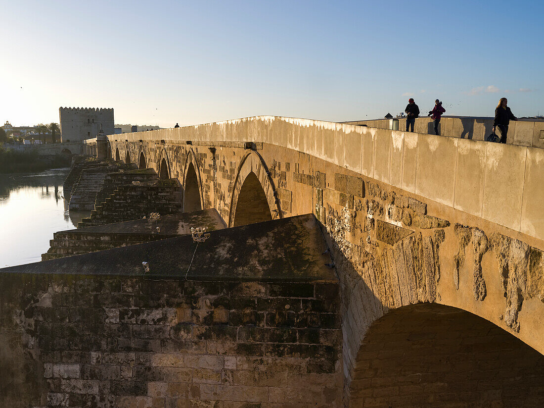 Römische Brücke über den Guadalquivir-Fluss, Córdoba, Provinz Córdoba, Spanien