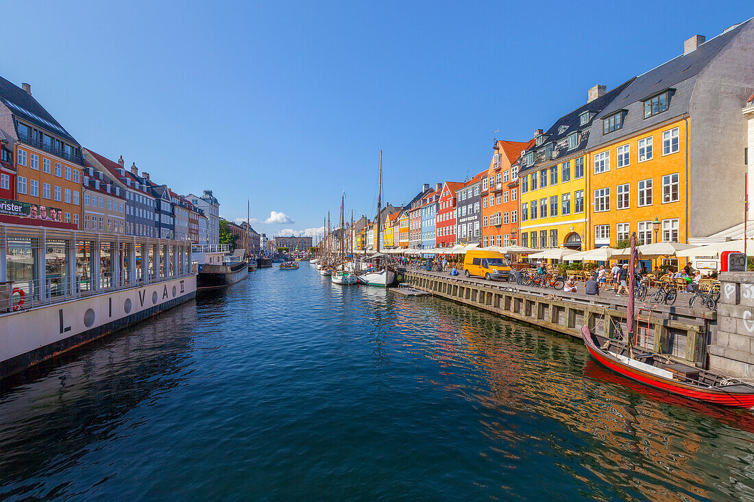 Boote und Menschen entlang des bunten Hafenviertels Nyhavn, Kopenhagen, Dänemark