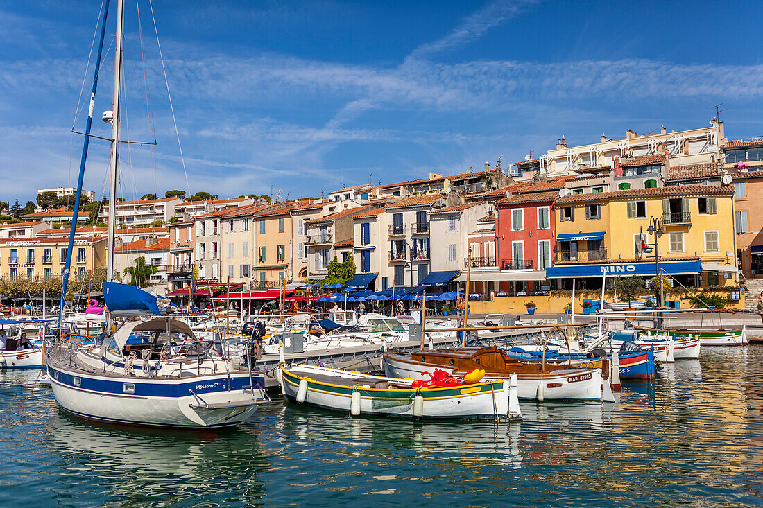 Bunte Fischerboote im Hafen von Cassis, Südfrankreich, Cassis, Bouches-du-Rhone, Frankreich