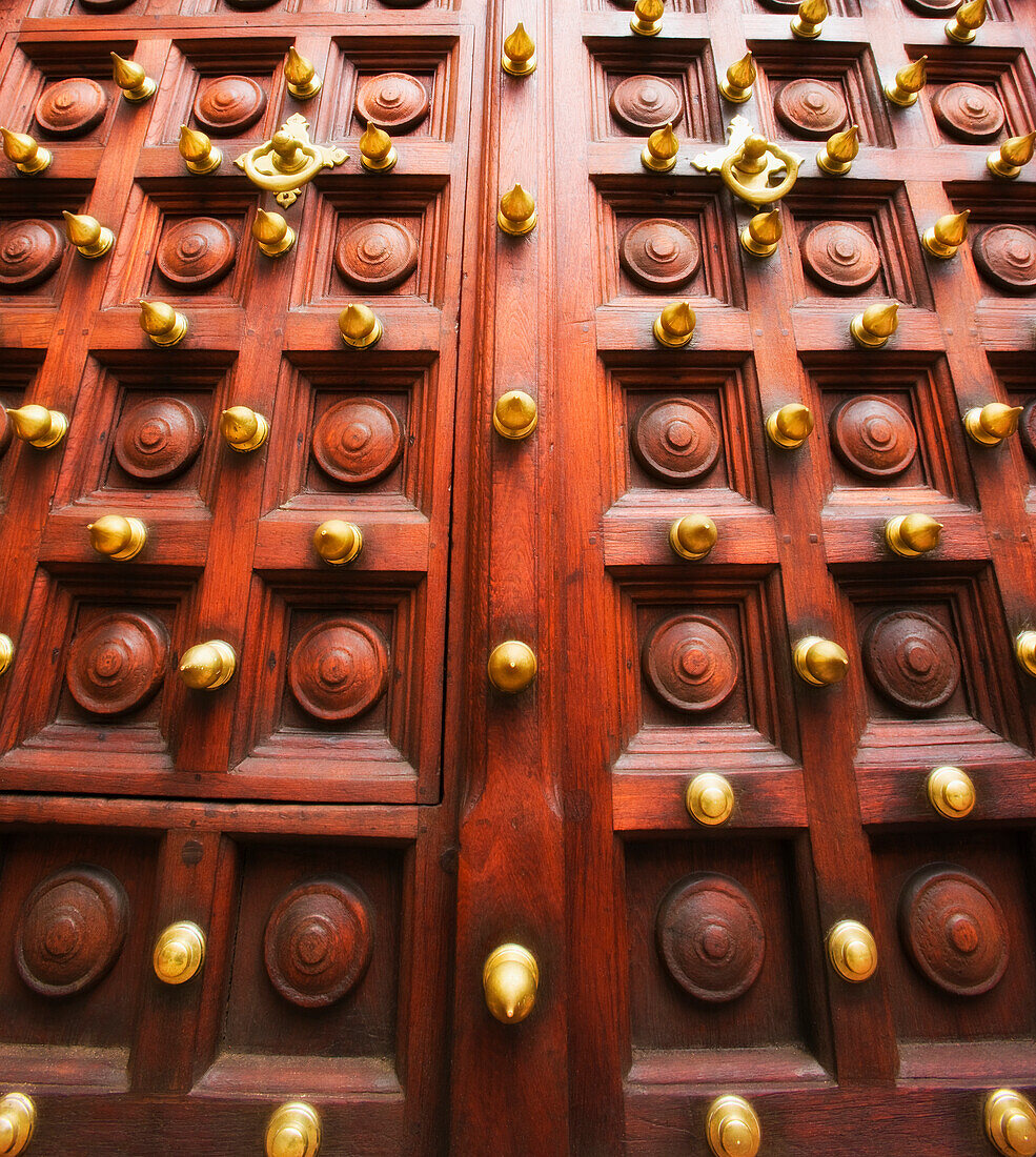 Verschnörkelte hölzerne Doppeltüren, Stone Town of Zanzibar, Sansibar, Tansania