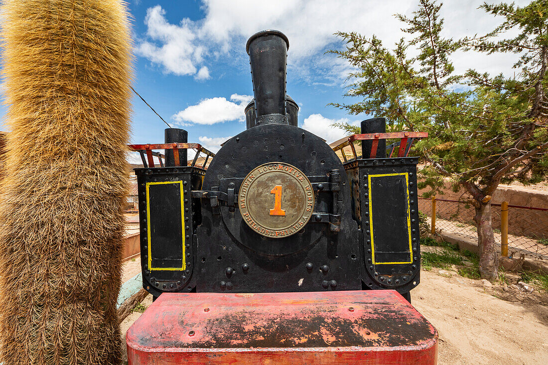 Baldwin-Lokomotive 14301, Baujahr 1895, teilweise restauriert und über dem Mineneingang eingekleidet, Pulacayo, Departamento Potosi, Bolivien