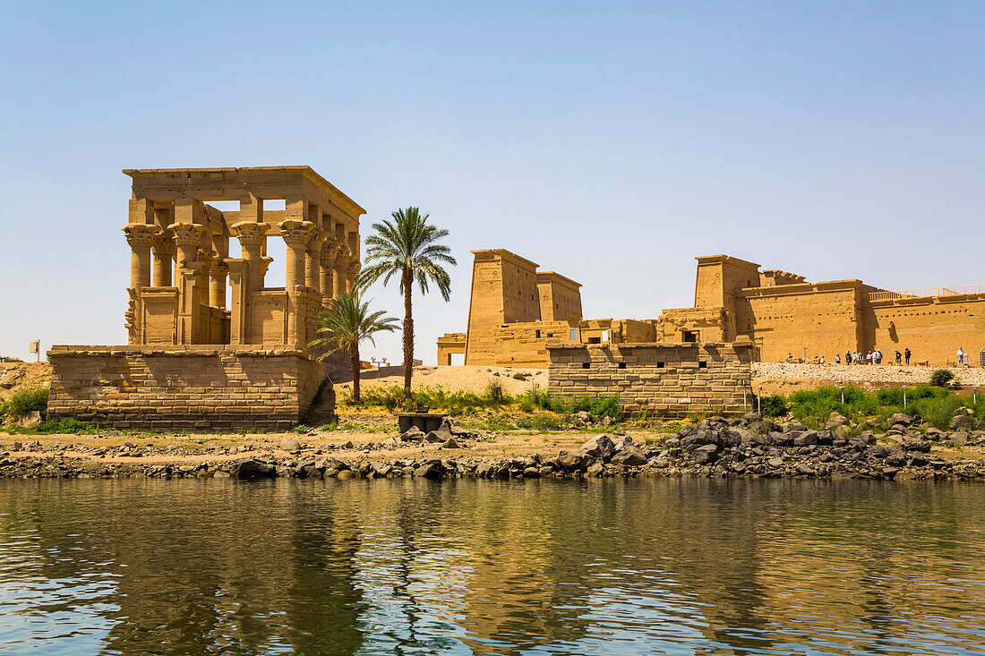 Kiosk des Trajan (im Vordergrund),Isis-Tempel,UNESCO-Welterbe,Insel Philae,Assuan,Ägypten